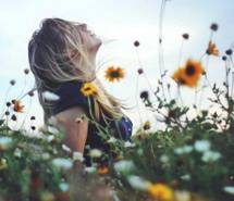 花丛中的美女壁纸 花丛中的美女壁纸