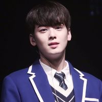 蓝西装领带稚气男子