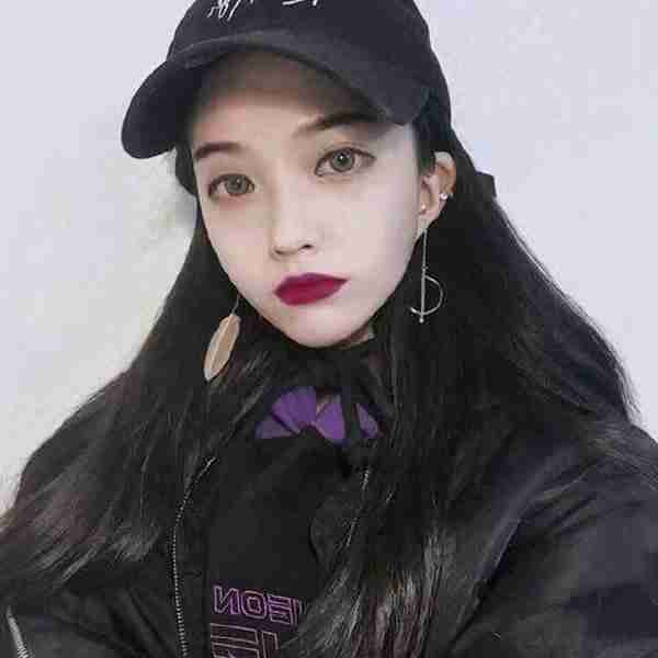 黑衣帅气女子