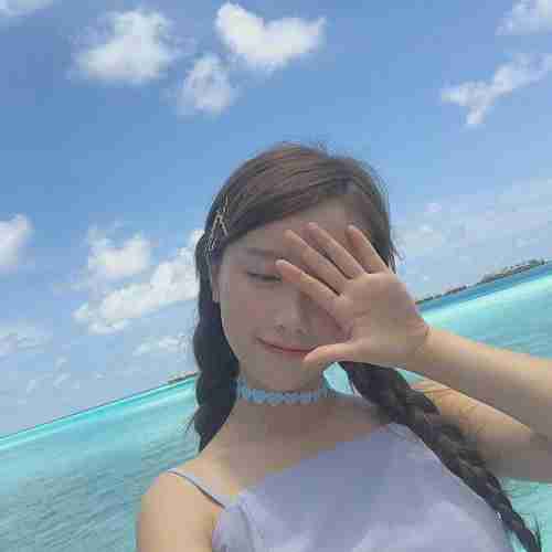 半遮脸可爱妹子