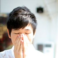 双手合十闭眼祈祷