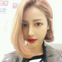 红唇金发美女子