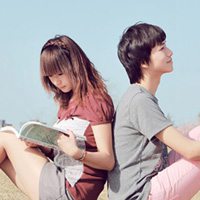 背靠背依偎的快乐时光