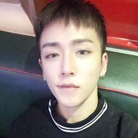 黑衫耳钉帅男人