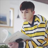 阳光帅气条纹衫