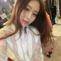 温柔粉唇美女图片