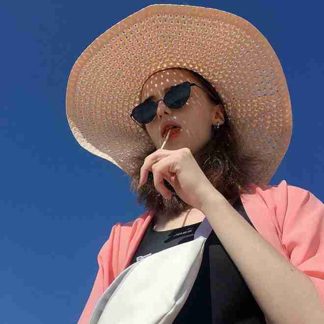 戴墨镜大草帽傲气女人 戴墨镜大草帽傲气女人