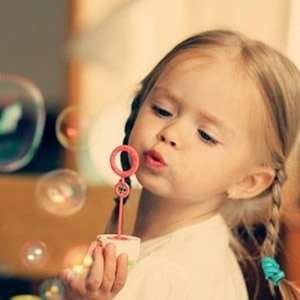 萝莉吹泡泡 萝莉吹泡泡