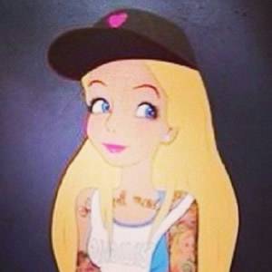 金发花臂女子 金发花臂女子