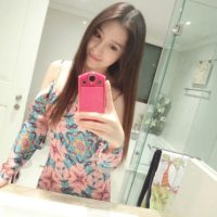 花裙子美女卫生间自拍