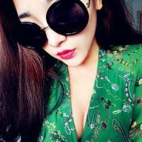 豪乳配墨镜魅力爆表
