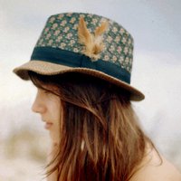 戴着花帽子的女人