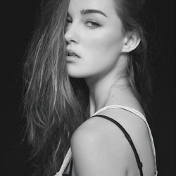 少女妩媚性感侧身