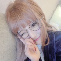 戴眼镜的文静妹子