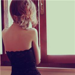 香肩美背好性感