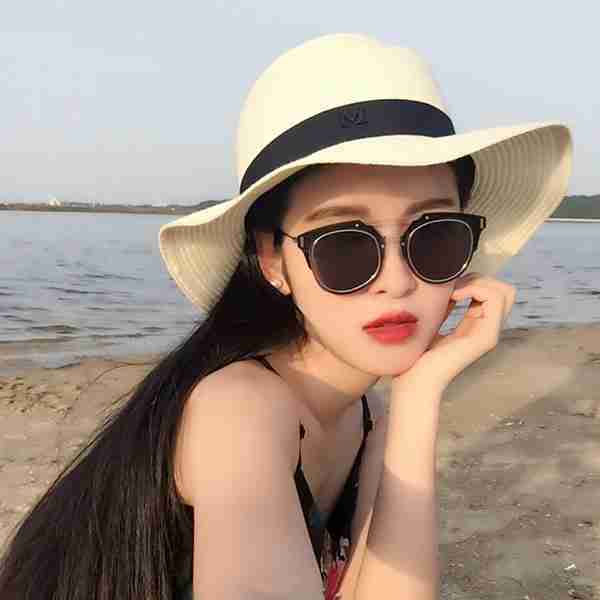 墨镜草帽性感美人