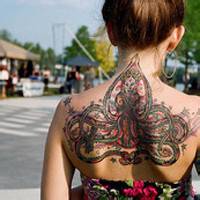 纹身烈女的背影