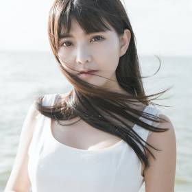 海风轻拂长发美人