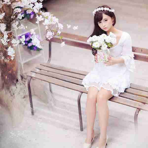 白色公主裙漂亮妹子