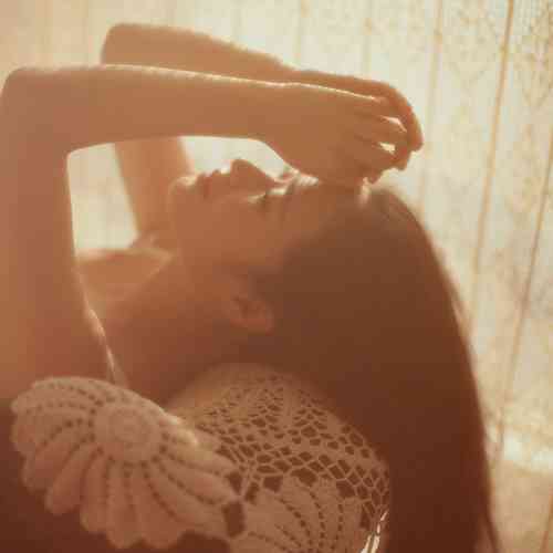 温暖的阳光透过窗帘