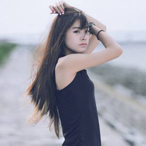 清新脱俗黑衣美少女图片