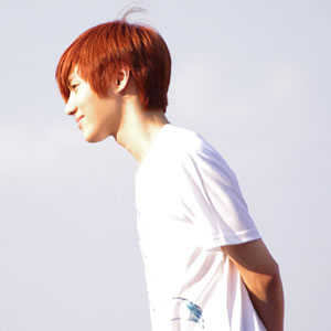 白衫红发少年侧身苗条