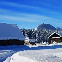 白雪蓝天村庄美景