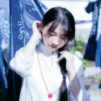 蓝色调女衣女子 安静的美女晾晒蓝色的毯子