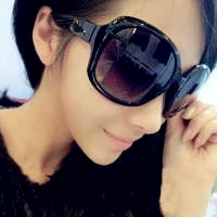 戴眼镜霸气侧漏的女生头像