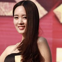 清新可爱的性感美女车模摄影赛微信头像图片 佳