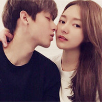 好看情侣头像一左一右 头顶头 嘴对嘴 抱着的 接