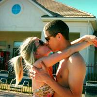 欧美接吻情侣头像一对 幸福相聚的日子 拥抱对方