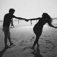 黑白情侣头像一左一右带字 爱久了情少了 慢慢就