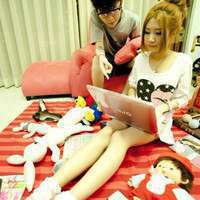 最浪漫好看的双人情侣头像一左一右，眼泪掉下