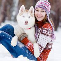 女人与狗玩耍头像图片 喜欢狗狗的美女