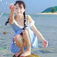 夏日海边少女美女头像图片 吹泡泡的 戏水的