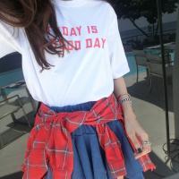 长长的头发随意的披散下来显得时尚大方的美女