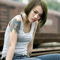 非主流中性美女纹身头像 戴帽子 拿相机的MM