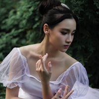 森林里面的芭蕾舞女生 穿着白色透视服装太美丽