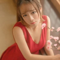 日式风格美女 穿着红色低胸连衣裙很性感又养眼