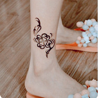 女生局部头像纹身的 纹身感觉真的很美了