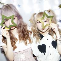 化妆后的个性女生 头发五颜六色的