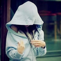 戴帽子的女生微信头像 即使触不到你也能遮住阳