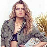 荒原美女微信头像图片 和白马在一起霸气十足