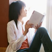 靠窗的女生伤感头像 想着远方的爱人 一个人呆呆