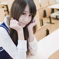 90后校园女生卖萌头像 装着校服真的感觉很有文