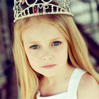 可爱大眼萌娃头像 最喜欢戴皇冠的小萝莉了