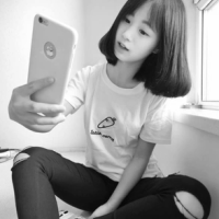 短发女神 养眼的妹子 手拿手机爱自拍