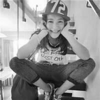 简单大方戴帽子黑白头像女生 时尚帽子显示优雅