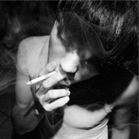 男生黑白伤感头像抽烟的 忧郁的眼神带着无助
